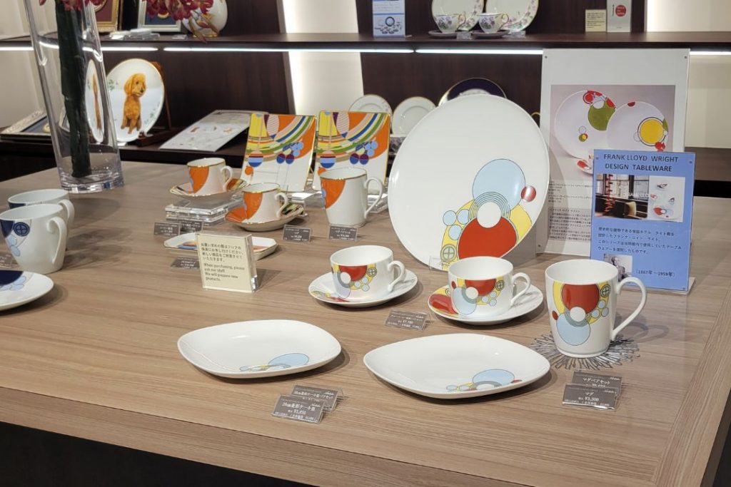 ノリタケの森ショップで展示されているフランク・ロイド・ライトのデザインテーブルウェア。