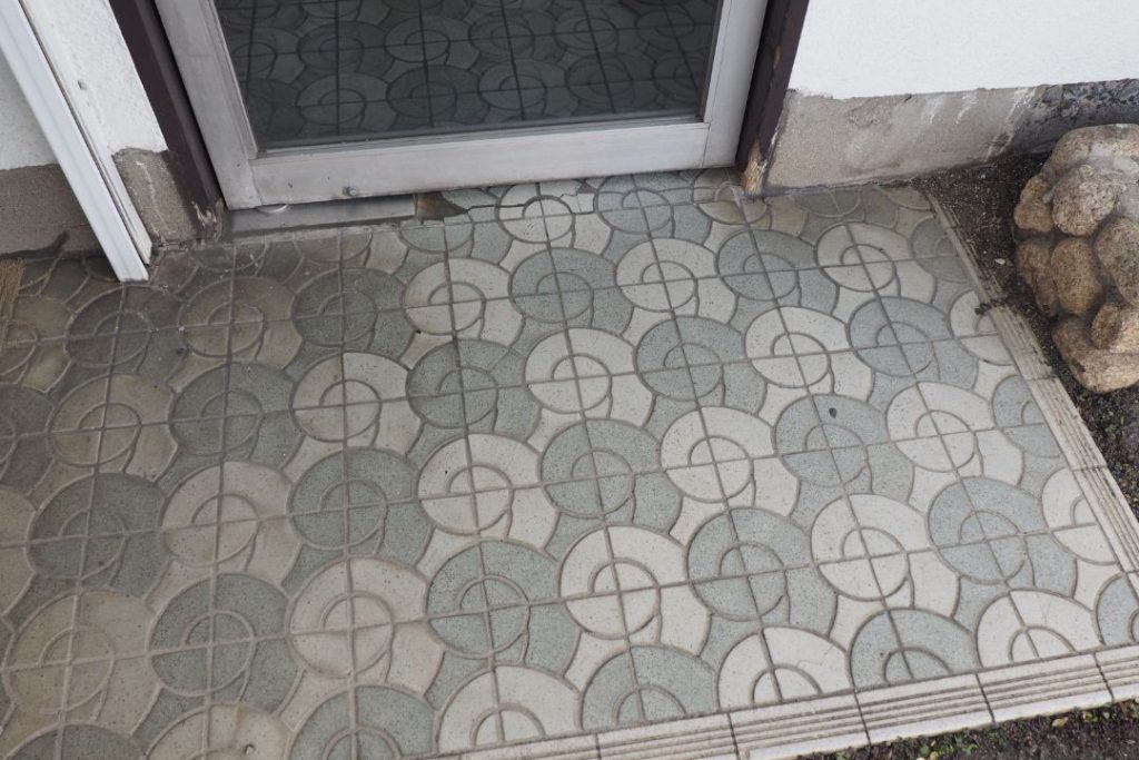 喫茶パスカル青山の入口に敷かれた幾何学模様のタイル床。