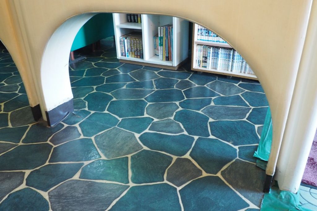 喫茶パスカル青山の店内に敷かれた深緑色の石畳風フロア。