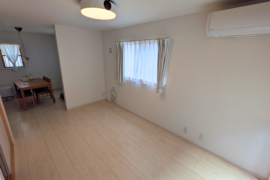 ラグリエのペットマット〈モルタル〉施工前の賃貸リビング。明るい色のフローリングが敷かれているBefore写真。