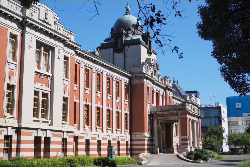 名古屋市市政資料館の赤レンガ外観。大正期建築らしい重厚なファサードとドーム屋根が特徴的な全景。