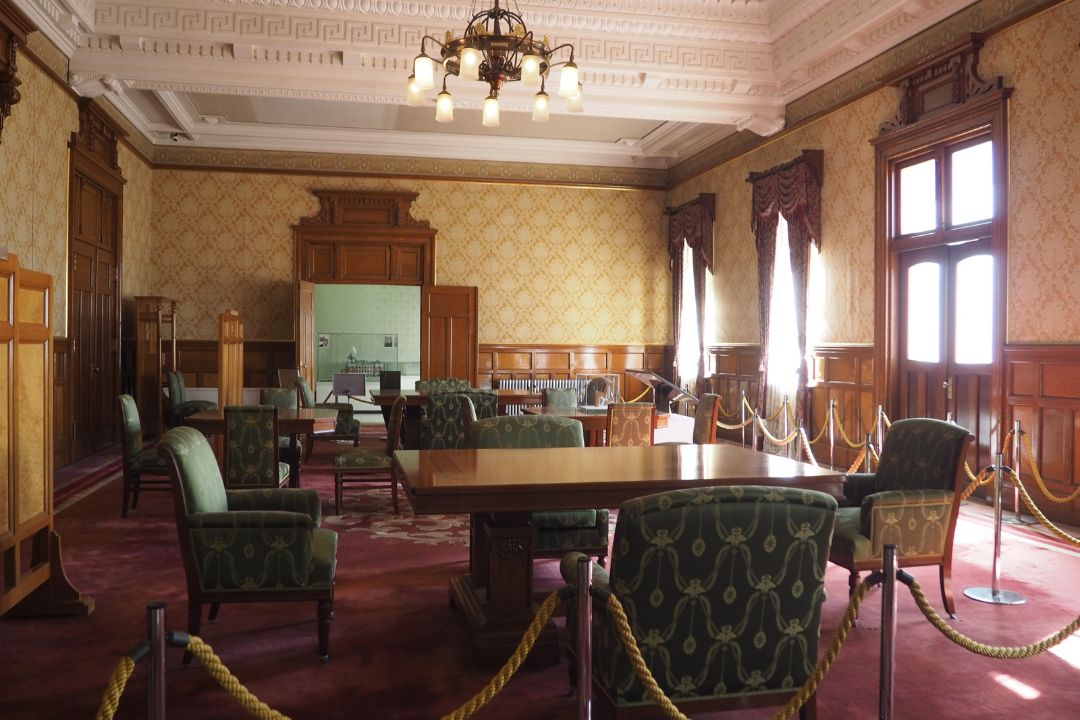 名古屋市市政資料館の旧応接室。クラシック家具と装飾壁紙が残る格式ある室内。