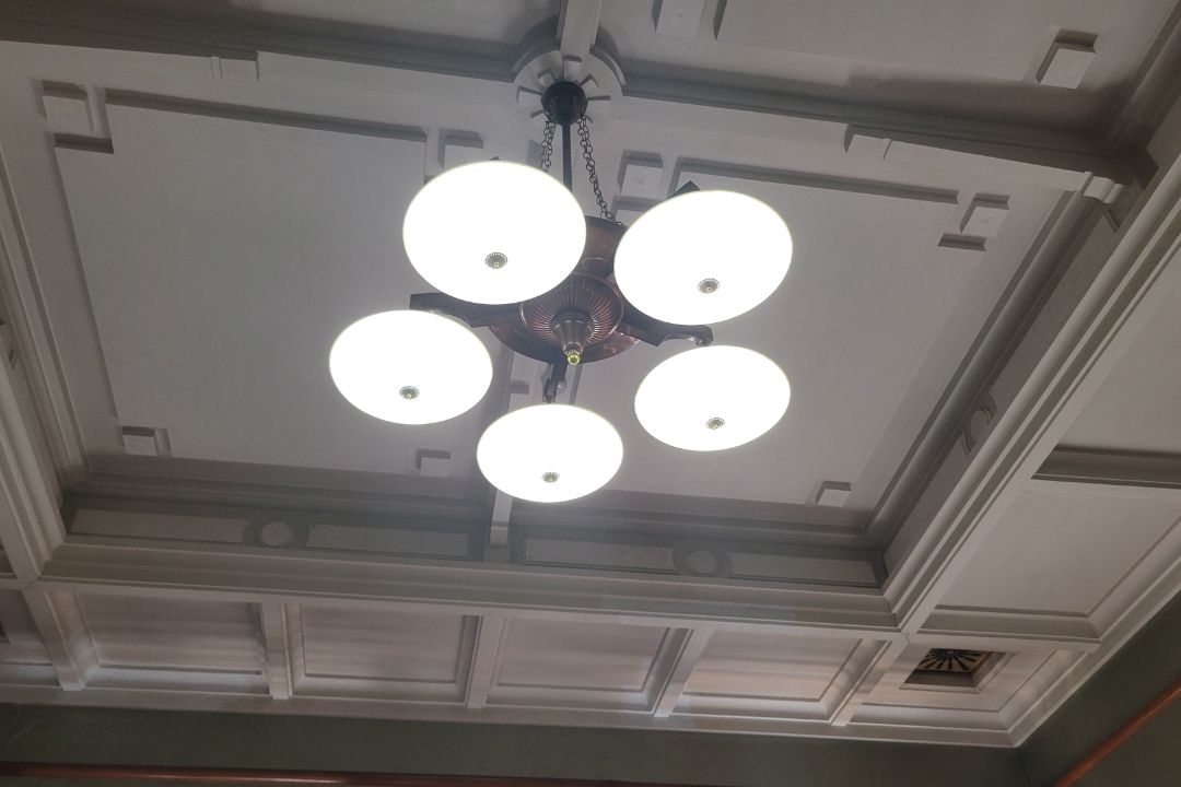 名古屋市市政資料館の天井照明。白い丸型シェードが並ぶシンプルでモダンなデザイン。