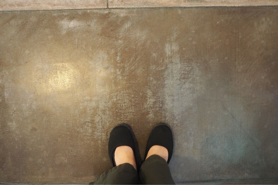 名古屋市市政資料館の床材を足元から撮影。マットな質感と経年変化が感じられる素材。