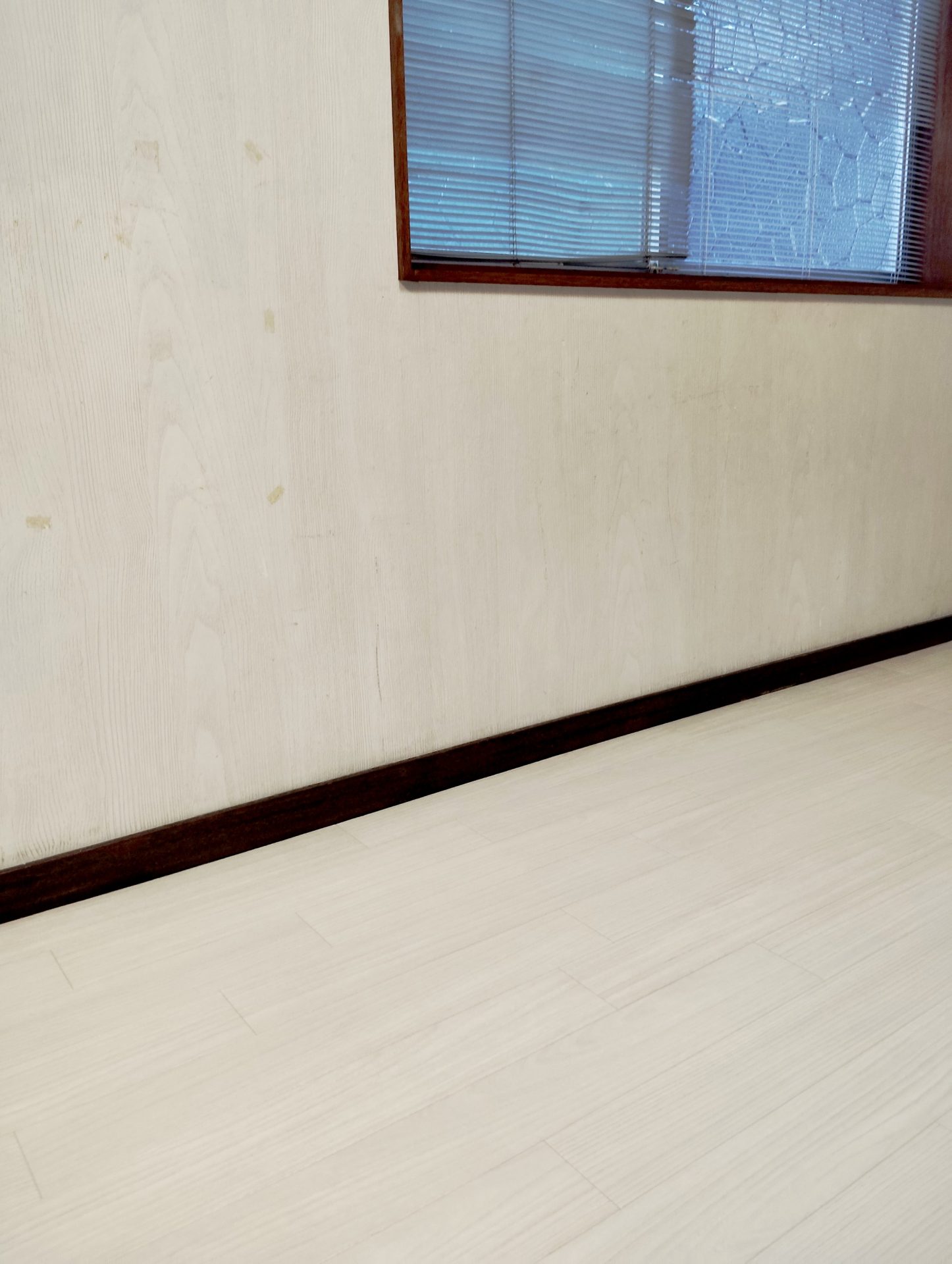 ラグリエのシンプル フロアマット〈木目アイボリー〉92cm幅を賃貸のキッズスペースに敷いた様子。明るい木目で部屋全体が明るくなり、子どもが遊びやすい空間に変わった仕上がり。