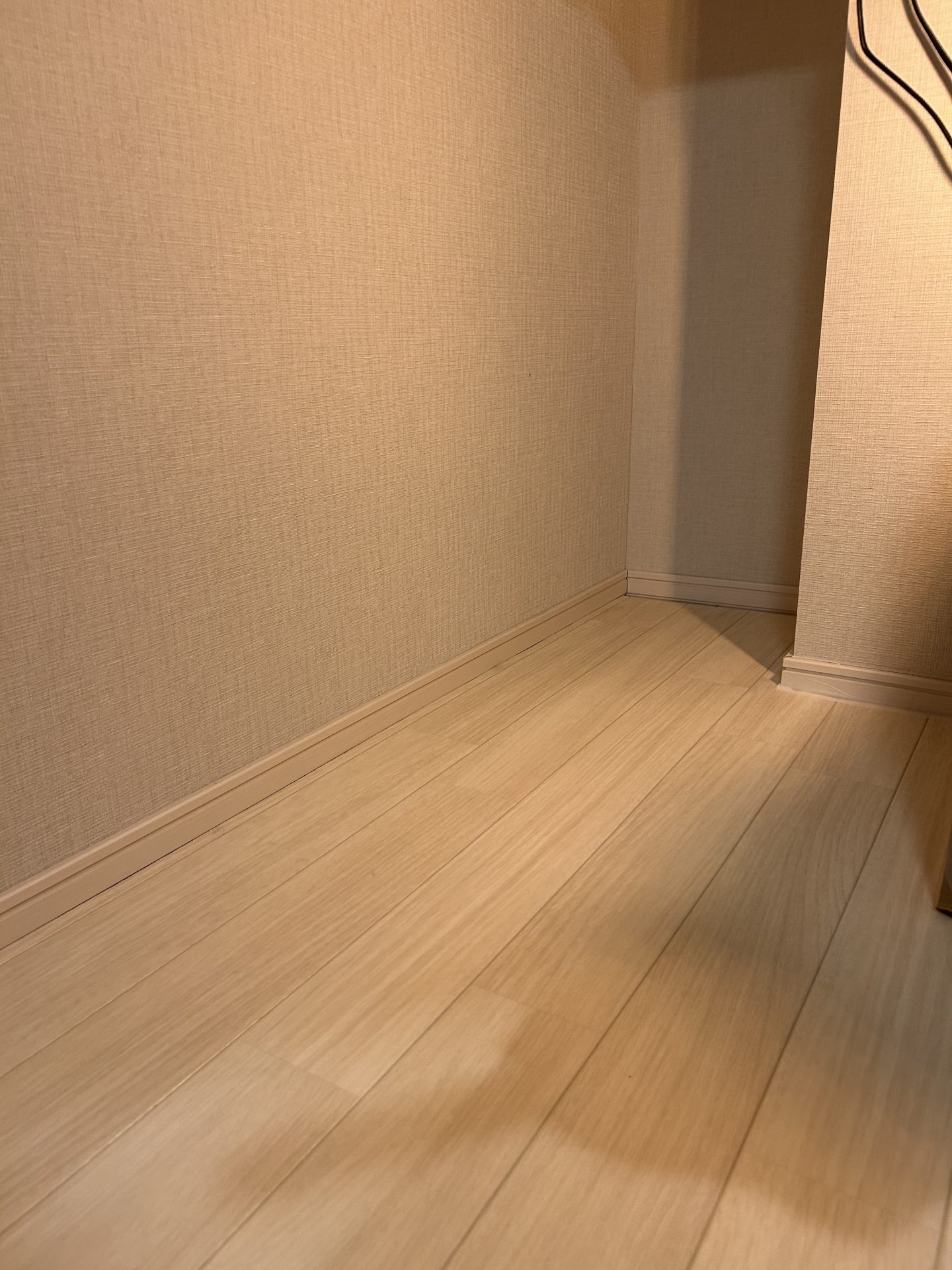 ラグリエのペットマット〈ノーザンオーク〉184cm幅を新居の床に敷いた様子。淡い木目がインテリアに馴染み、床暖房にも対応した快適な仕上がり。