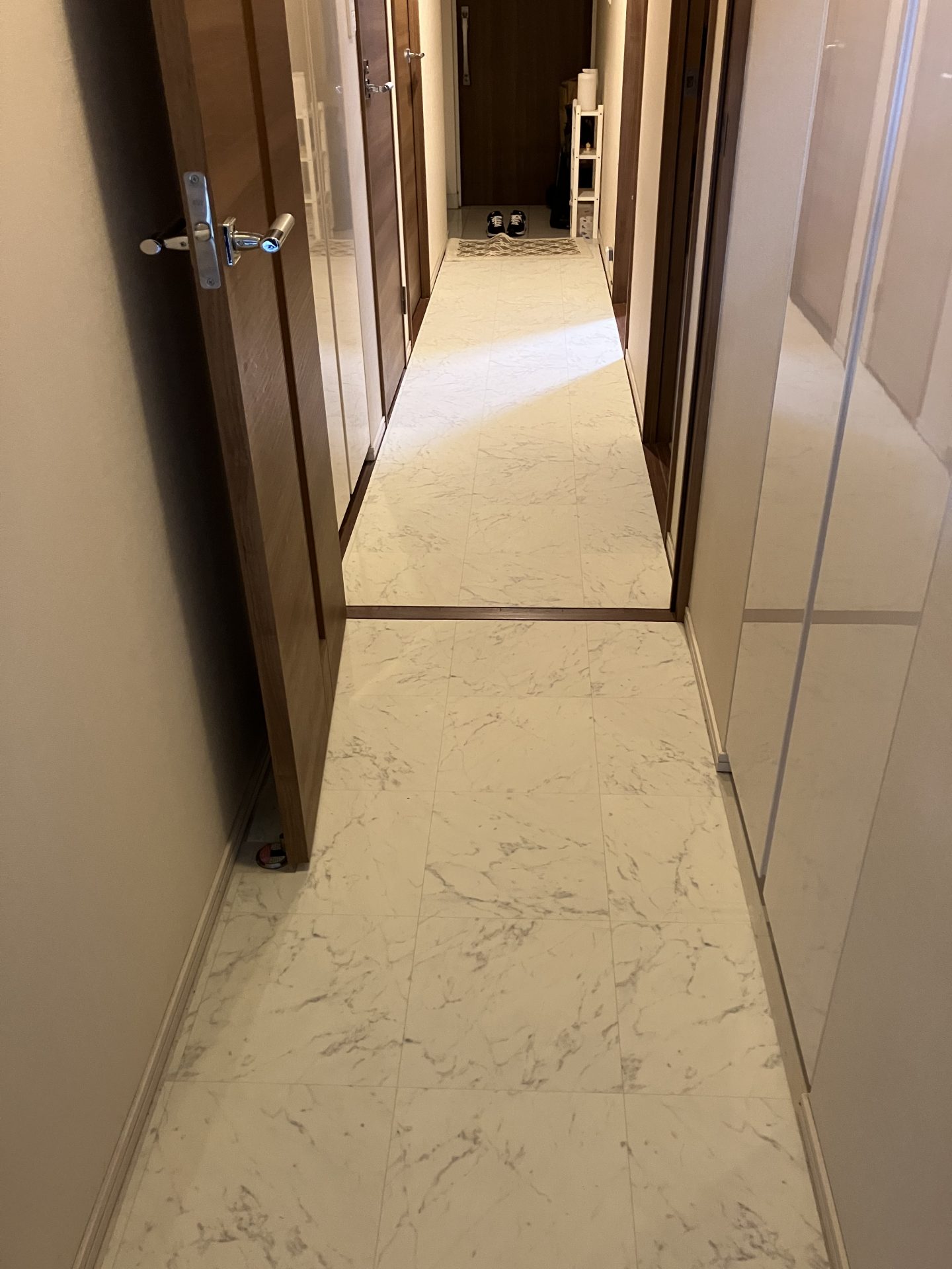 ラグリエのペットマット〈大理石〉92cm幅を廊下に敷いた様子。明るい大理石柄が空間をトーンアップし、犬が安心して歩けるようになる仕上がり。