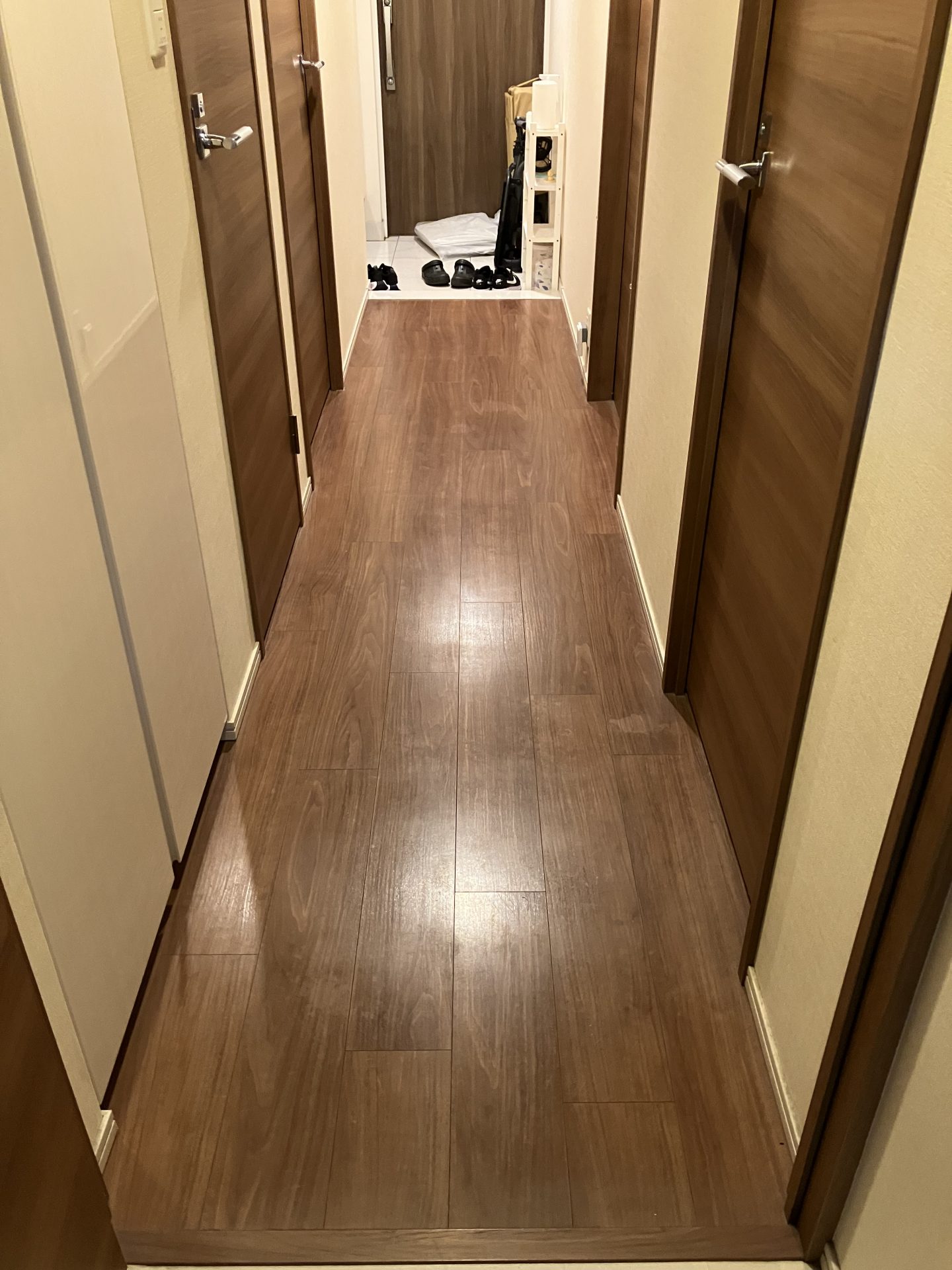 ペットマット設置前の廊下。既存の木目フローリングで、犬が歩く際に滑りやすい状態。