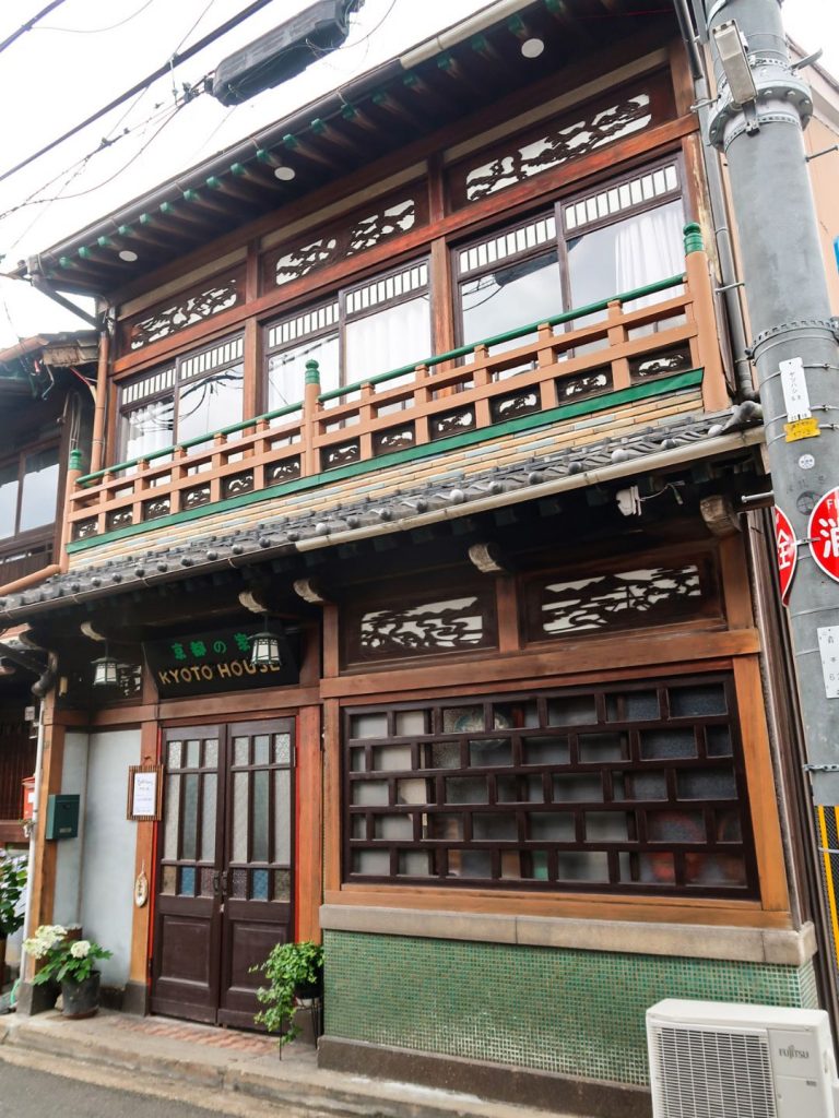 京都・美香茶楼の外観。もとは第二友栄楼として建てられた木造建築で、格子窓や緑色タイル張りの外壁が特徴のレトロな店舗。