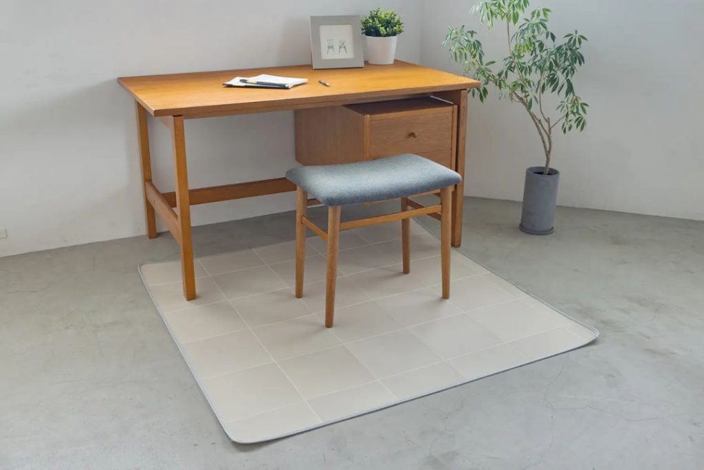 ラグリエのタイル柄チェアマット マットグレージュを敷いたデスク下使用イメージ。木製デスクとファブリックチェアを合わせたシンプルなワークスペース。