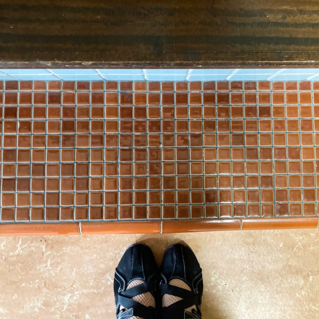 橋本の香の玄関のあがり口タイル。