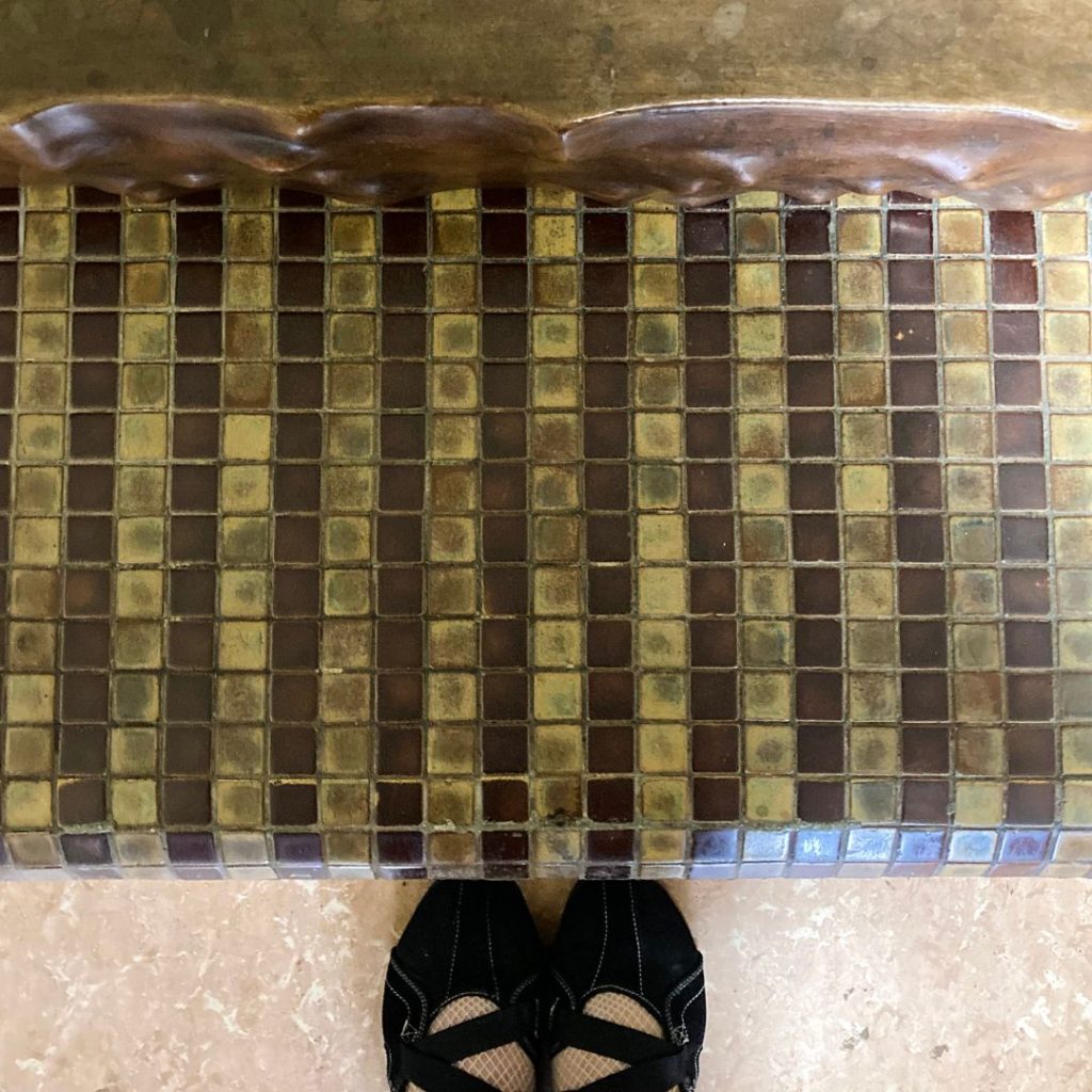 旅館 橋本の香の玄関段差に施された小さなモザイクタイル。角のアール仕上げが美しいレトロなタイル床。