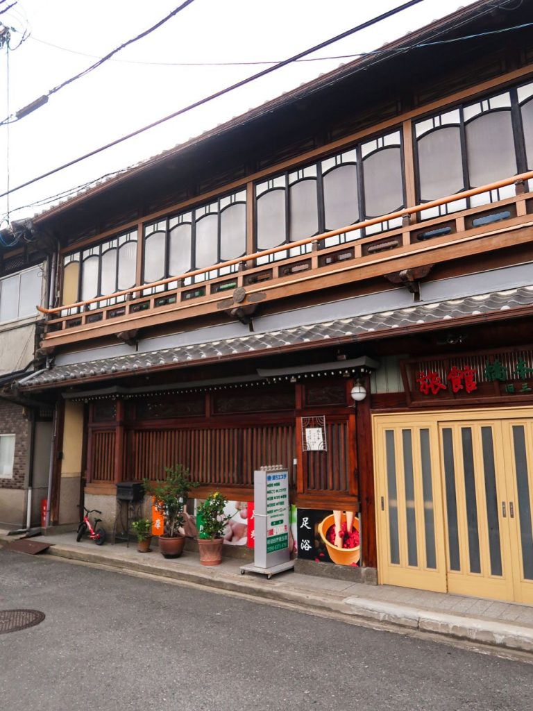 京都・旅館 橋本の香の外観。格子戸と木造建築が特徴の町家風の佇まい。