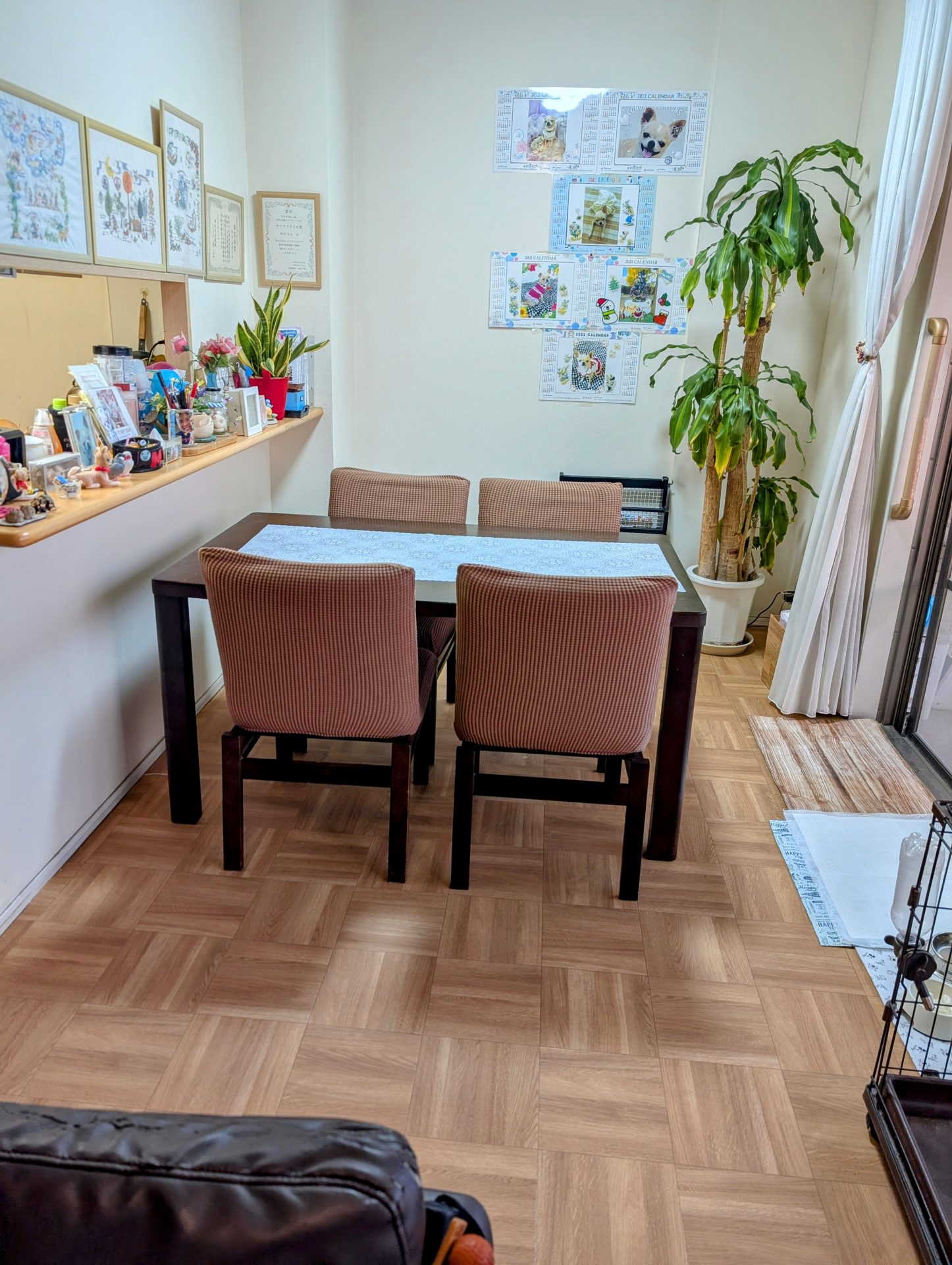 ラグリエのペットマット スクールパーケット柄をダイニングに敷いた様子。柄合わせされたオーダーマットで継ぎ目が目立たず、フローリングよりすべりにくい床に仕上がっている。