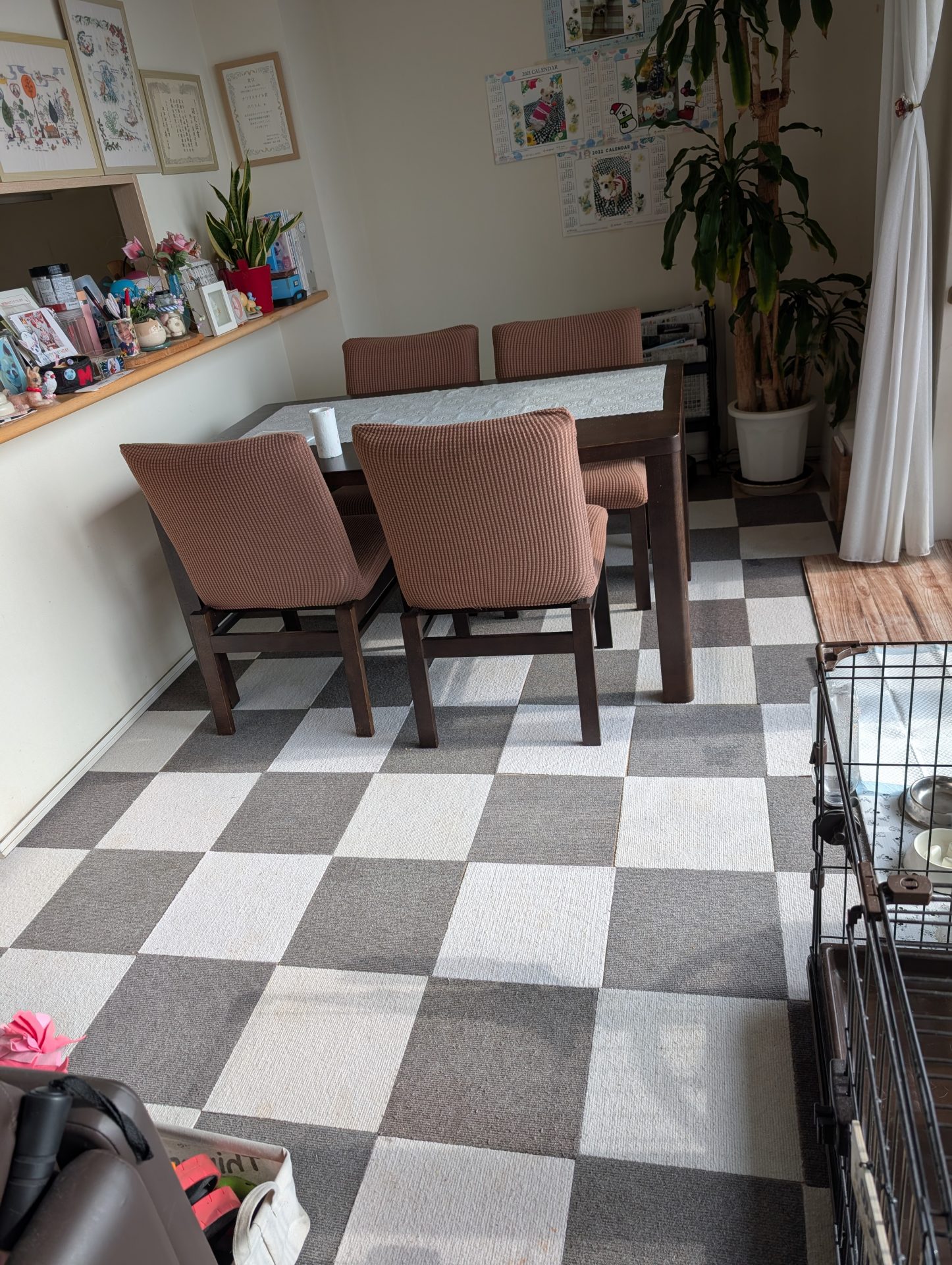 タイルカーペットが敷かれたダイニングスペース。ペットマットを敷く前の床の様子。