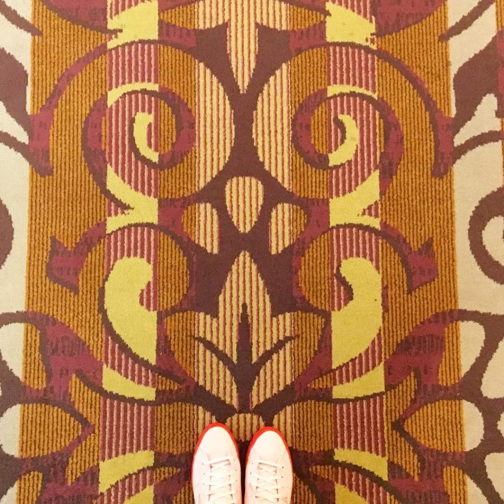 数年前に奈良ホテルを訪れた際に撮影した床。曲線的な文様が連なる、黄・赤・茶を基調としたレトロなカーペット。
