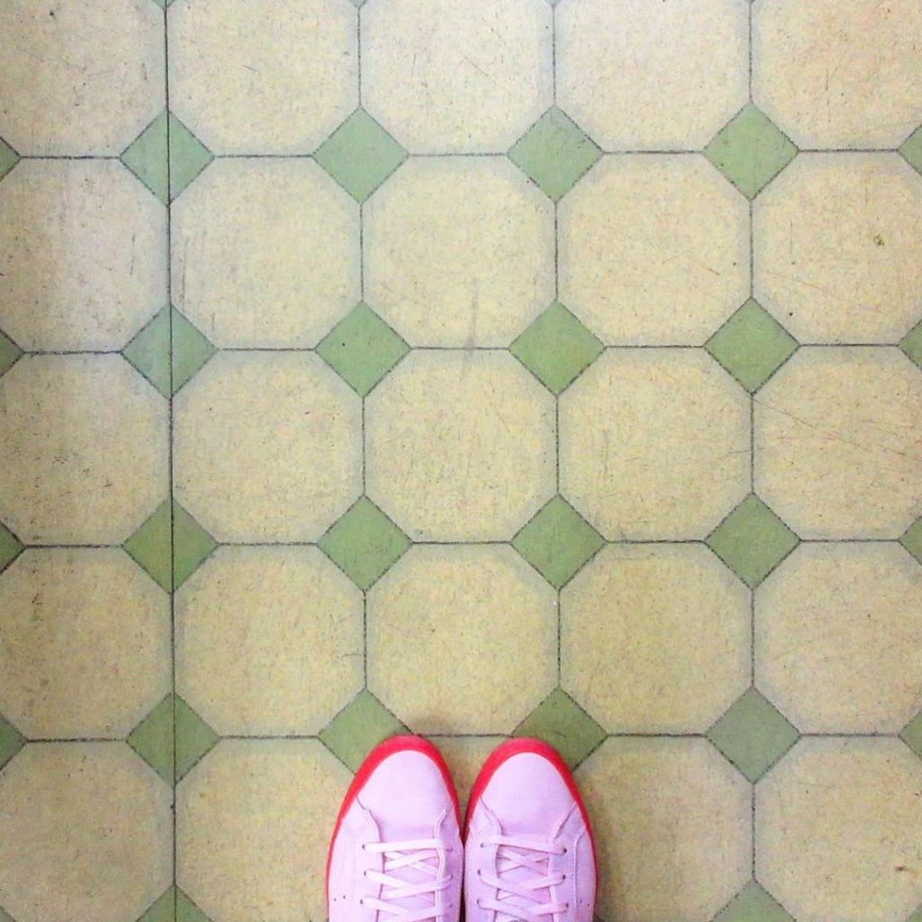 奈良の商店街に残る、生成り色の八角形タイルと淡いグリーンの菱形タイルを組み合わせたレトロな床。