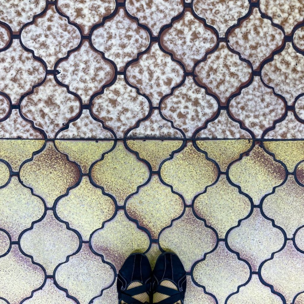 奈良の商店街の床。色味の異なるランタン形タイルが並び、補修されたと思われる部分も継ぎ目が美しく、職人の丁寧な仕事が感じられる。