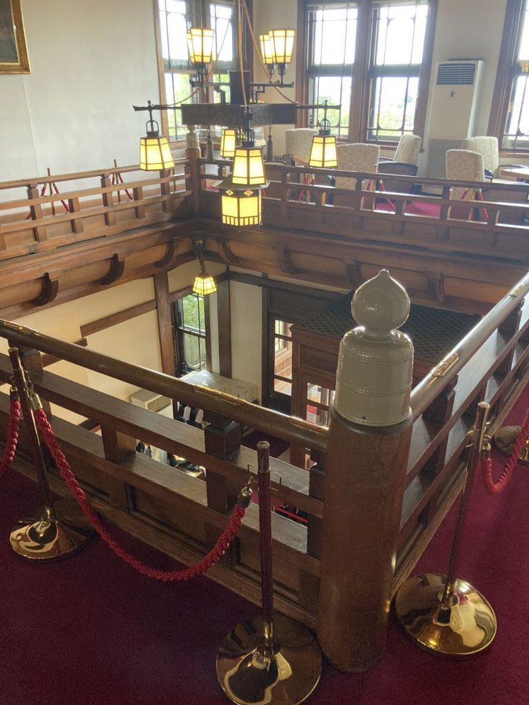 奈良ホテルの館内。階段や吹き抜けに設えられた擬宝珠付きの高欄が、和洋折衷の意匠を際立たせている様子。