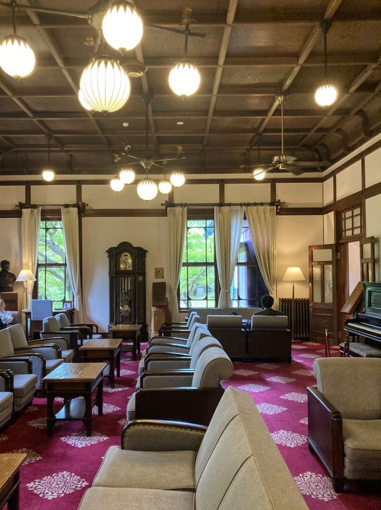 奈良ホテル本館ロビー「桜の間」。明治期の趣を残す内装と、文様入りカーペットが広がる落ち着いた空間。