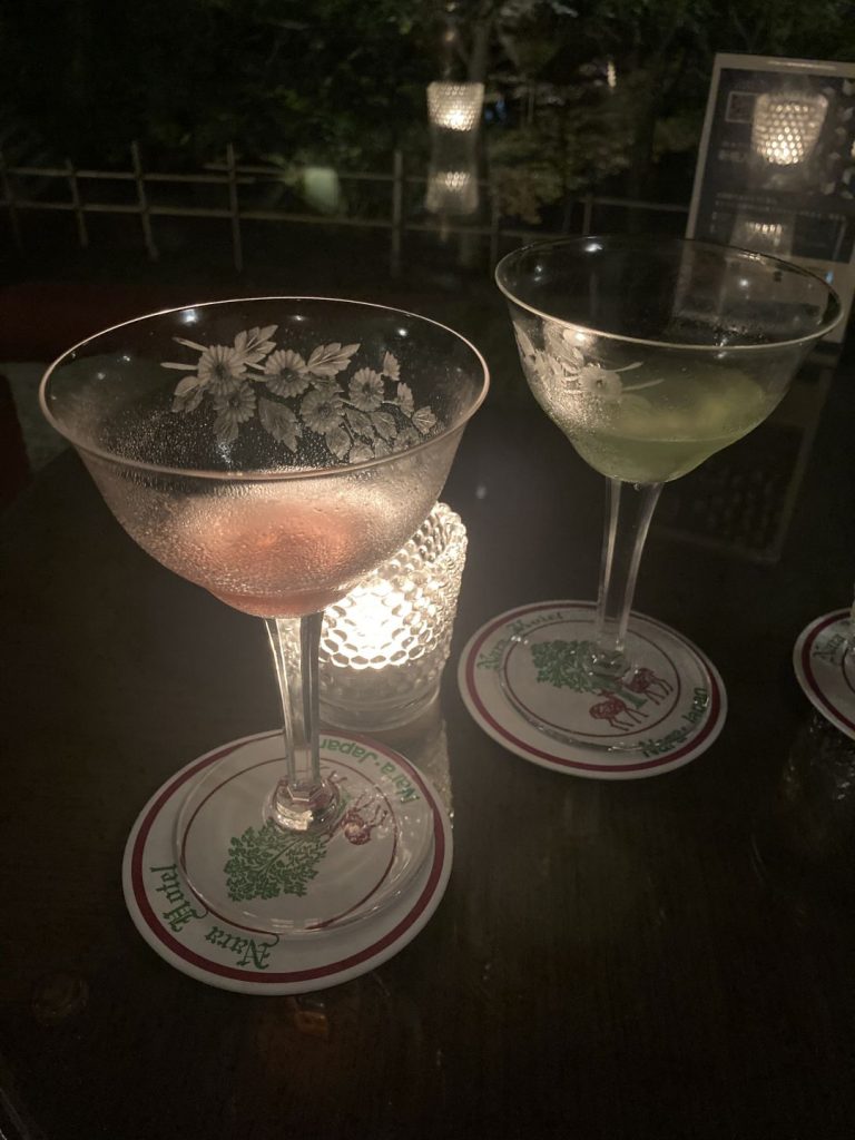 今井晶子の床旅で訪れた奈良ホテルのバー。満州国皇帝・溥儀の来館時に新調された約90年前のグラスで提供されるカクテルを楽しむ様子