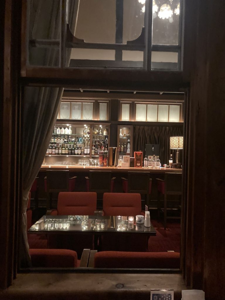 今井晶子の床旅で訪れた奈良ホテルのバー内観。赤いカーペットと木製カウンターが映える、重厚感のあるクラシックな内装。