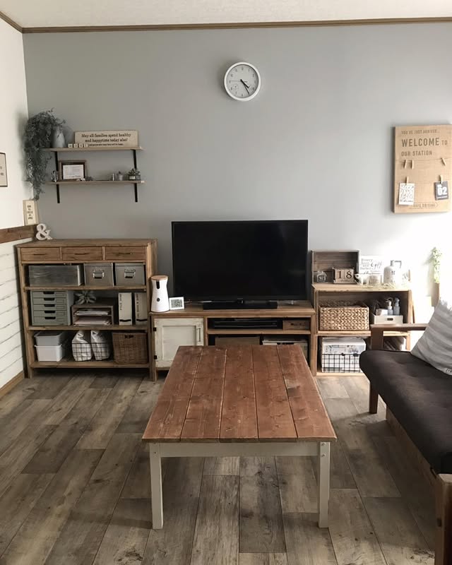 古材調のクッションフロアをリビングに敷いた実例。テレビボードや収納家具と調和し、落ち着いたヴィンテージ感のある空間に仕上がっている。