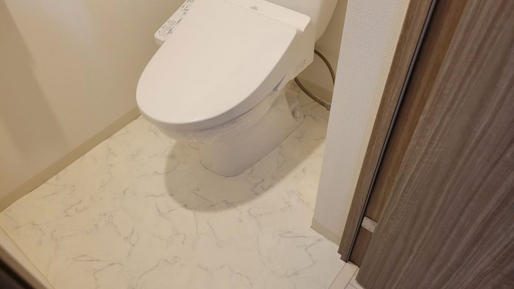 ラグリエのシンプル 大理石 トイレの床に敷いたデザインフロアマット