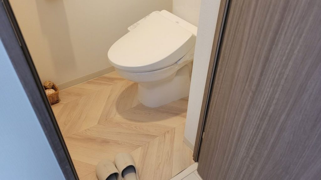 ラグリエのフレンチヘリン トイレの床に敷いたヘリンボーン柄デザインフロアマット