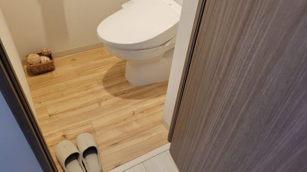 ラグリエのメイプル トイレの床に敷いた木目柄デザインフロアマット