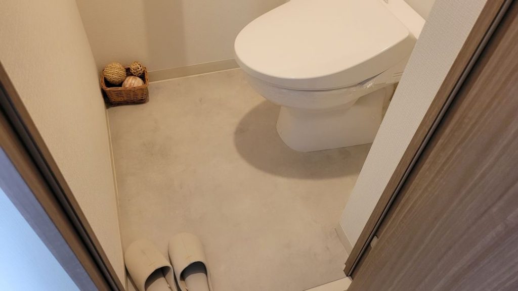 ラグリエのライトシャビーモルタル トイレの床に敷いたモルタル調デザインフロアマット