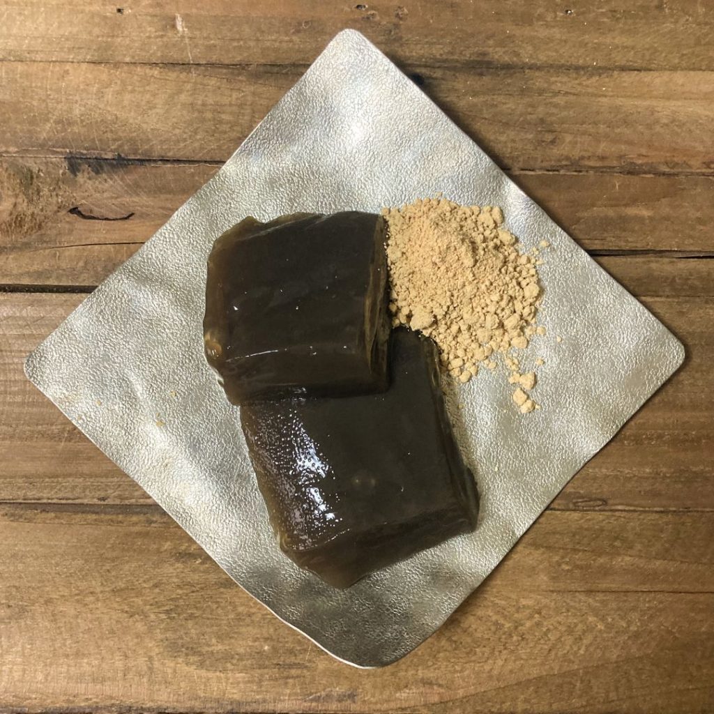 木のテーブルの上に置かれた「純本生わらび餅(二切れ入り)」菓匠「千壽庵吉宗」の商品。