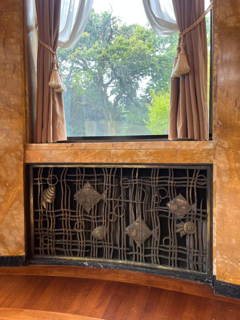 東京都庭園美術館の窓下装飾。魚や貝をモチーフにしたアール・デコ様式の金属レリーフ。