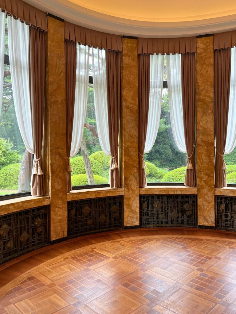 東京都庭園美術館の半円形サンルーム。アール・デコ様式の窓装飾と寄木張りの床。