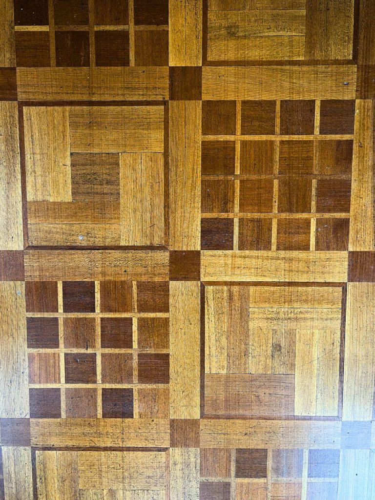 東京都庭園美術館の寄木張り床の意匠。幾何学模様で構成されたアール・デコ様式の木床。
