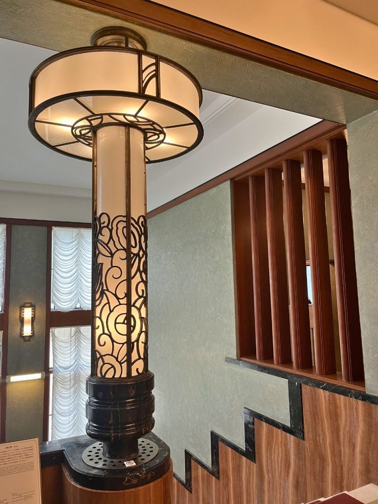 東京都庭園美術館（旧朝香宮邸）階段室のアール・デコ様式の柱型照明と幾何学装飾