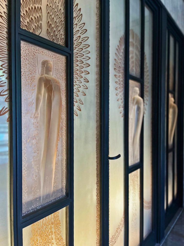 東京都庭園美術館の玄関正面にあるルネ・ラリック作のガラスレリーフ。翼を広げた女性像が浮かび上がる装飾壁。