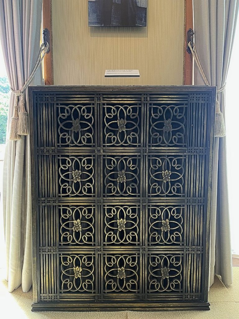 旧朝香宮邸の室内に設えられた装飾金物のパネル。花と曲線模様が格子状に配されたアール・デコ意匠