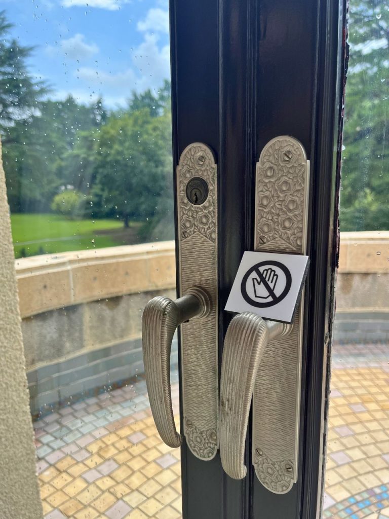 旧朝香宮邸の窓辺に取り付けられた装飾金物のドアハンドル。植物文様が彫り込まれたアール・デコ様式の意匠