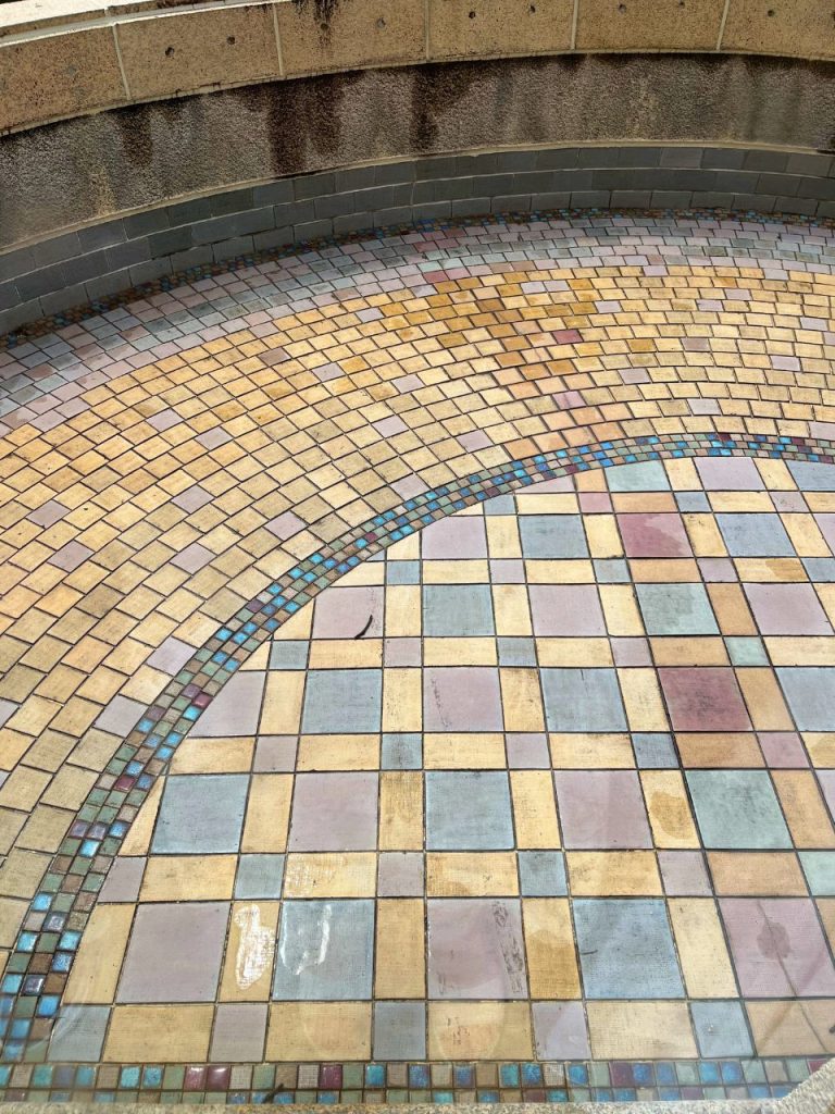 旧朝香宮邸テラスの半円形床。イエローを基調に、ブルーやパープルのタイルを組み合わせたモザイク模様