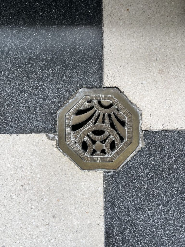 旧朝香宮邸の市松模様タイル床に設けられた八角形の装飾排水口