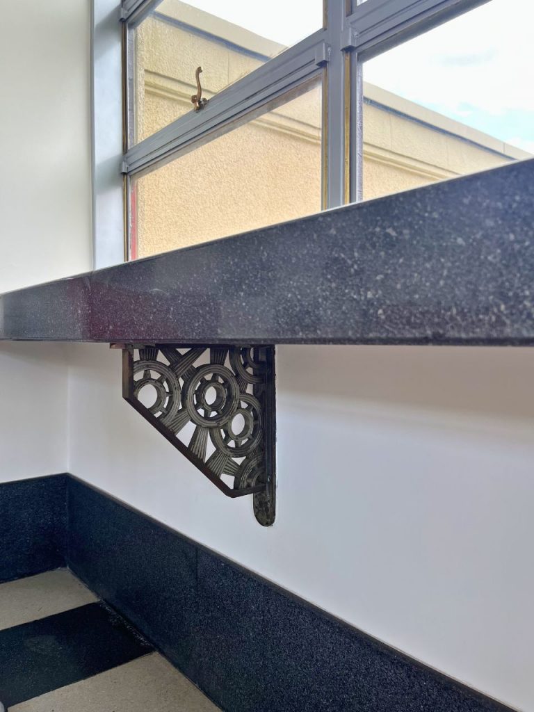 旧朝香宮邸の窓辺に設けられた石製カウンターと、幾何学模様のアイアン製ブラケット