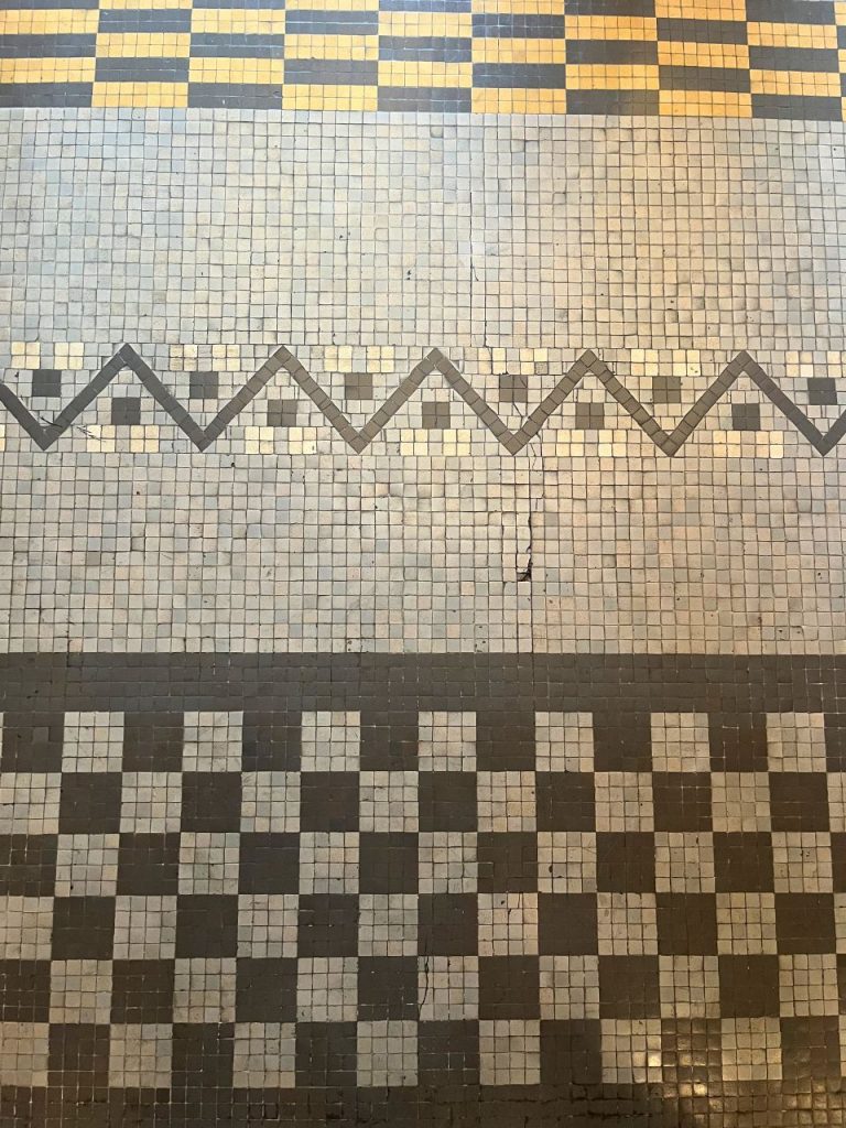 東京都庭園美術館の香水塔周辺の床タイル。市松模様とジグザグ文様を組み合わせた幾何学的デザイン。
