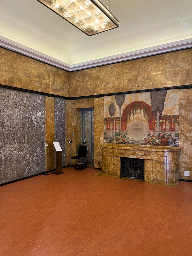 東京都庭園美術館の食堂暖炉と壁画。果物や庭園風景を描いた装飾と大理石の暖炉。