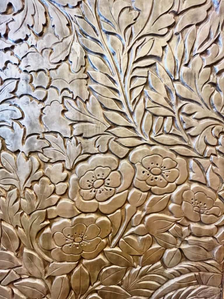東京都庭園美術館の食堂装飾壁のレリーフ。花と葉を立体的に表現したアール・デコ様式の装飾。