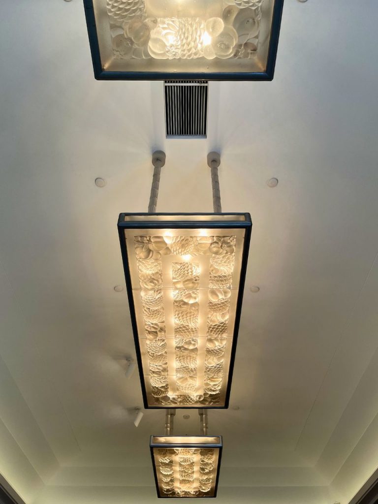 東京都庭園美術館の食堂天井照明。果物モチーフを配したアール・デコ様式のガラス装飾照明。