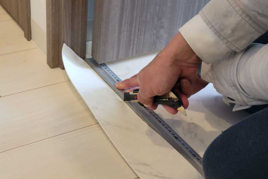 クッションフロアの切り方 直線カットで定規をガイドにしてまっすぐカッターを入れる工程