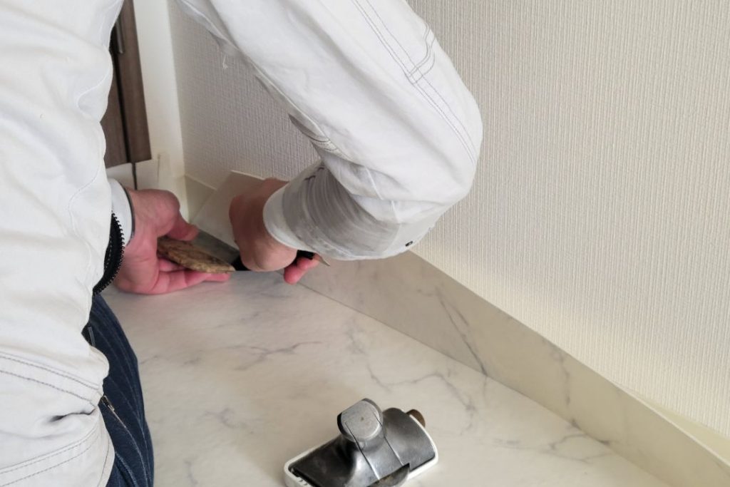 クッションフロアの切り方 直線カットで地ベラに沿って壁際を仕上げカットする工程