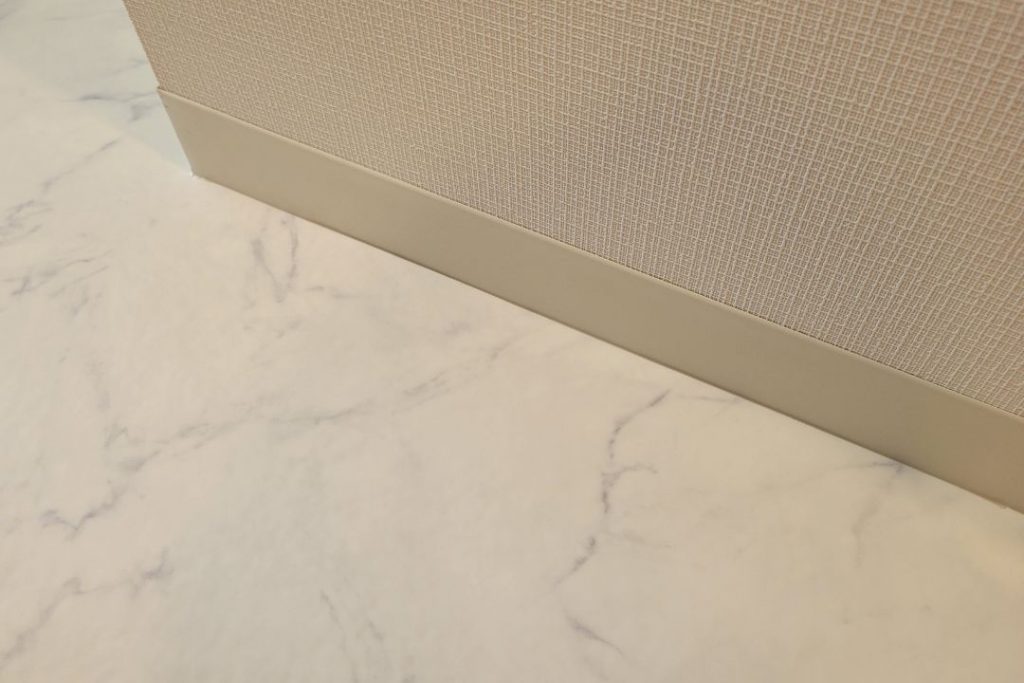 クッションフロアの切り方 直線カット後に壁際へきれいに収まった仕上がり