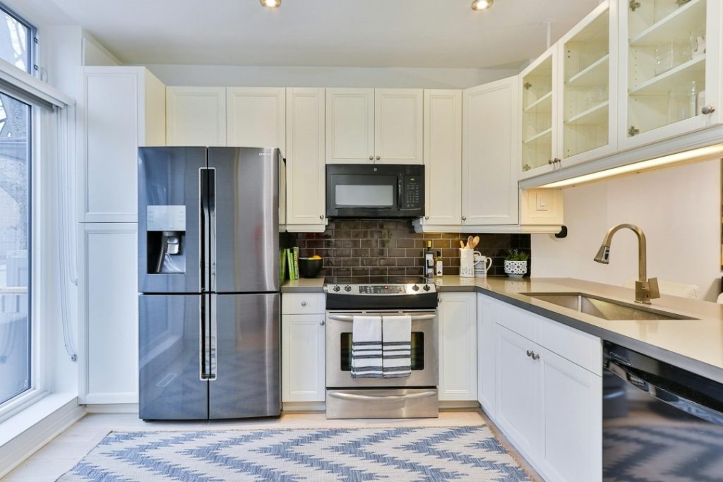 キッチン前にロングサイズのキッチンマットを敷いた使用イメージ（白いシステムキッチン）
